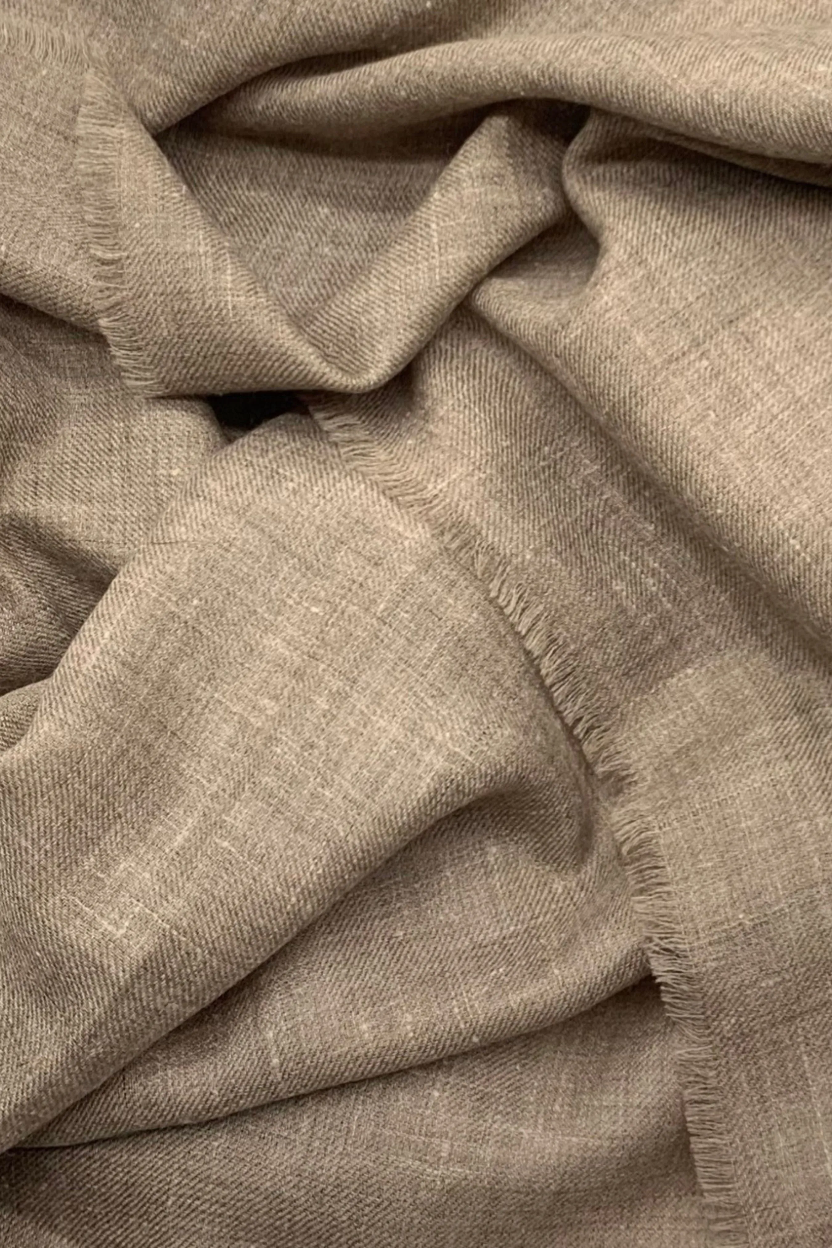 THE LARGE HANDWOVEN CASHMERE SCARF | Beige